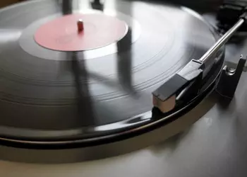 За что мы до сих пор любим виниловые пластинки