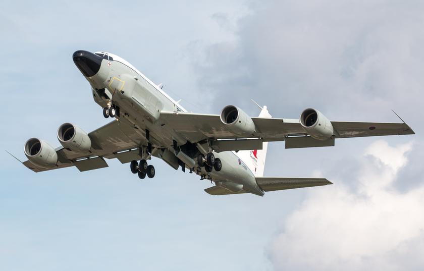 «Натовский» самолёт Boeing RC-135W прилетел в Чёрное море посмотреть, как тонет русский корабль