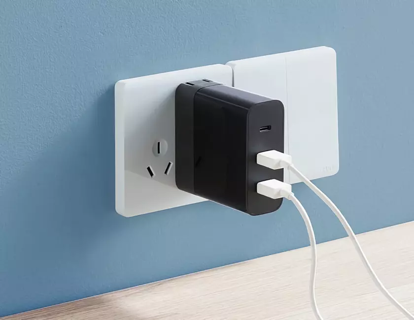 ZMI 65W International Travel Charger: блок питания на 65 Вт со сменными переходниками под разные розетки