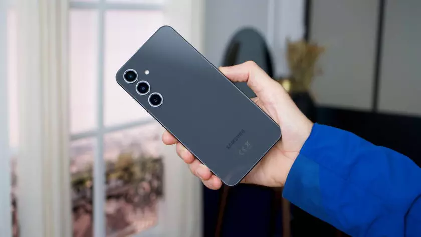 Samsung представляет One UI 7: Что нового для Galaxy S24 FE?