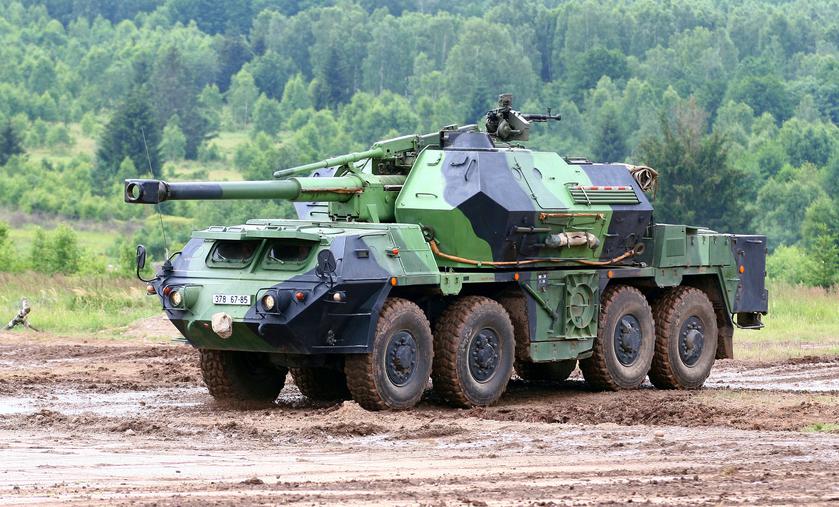 Die ukrainischen Streitkräfte zeigten den Einsatz der 152-mm-SAU vz.77 "Dana", die auf einem Tatra-Fahrgestell basiert und Ziele in einer Entfernung von bis zu 20 km zerstören kann.