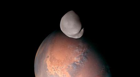 La sonde spatiale Hope a pris les premières images d'un satellite martien inhabituel
