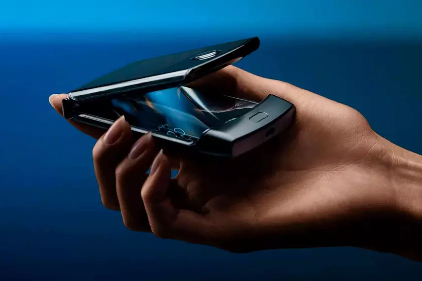 Motorola готовит улучшенную версию складного смартфона RAZR