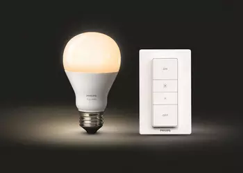 Комплект Philips Hue Wireless Dimming Kit из "умной" лампы и беспроводного пульта ДУ