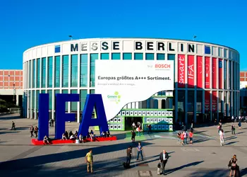 ZTE покажет свой новый флагман Axon 9 на выставке IFA 2018 в Берлине