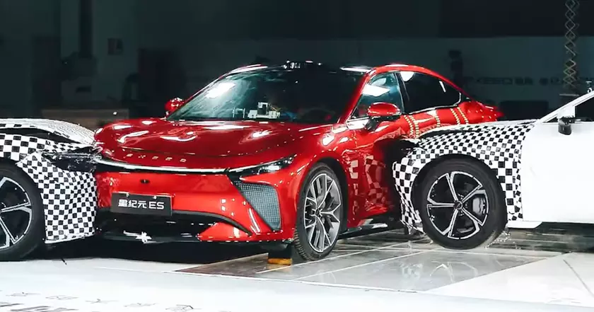Тест на прочность: как Exeed Stterra ES выдерживает краш-тест