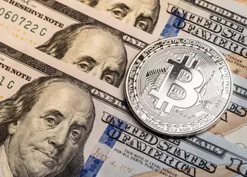Bitcoin падает до $114 К из-за снижения ожиданий по ставке ФРС США