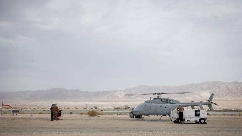 Корпус морской пехоты США впервые в своей истории совершил дозаправку беспилотника с помощью пилотируемого вертолёта – CH-53E Super Stallion пополнил запас топлива у MQ-8C Fire Scout