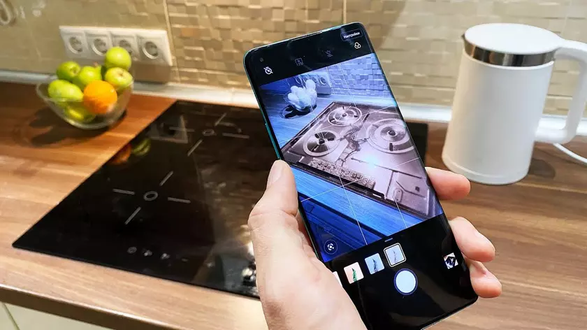 Камеру-«рентген» на смартфонах OnePlus 8 Pro отключили по ошибке