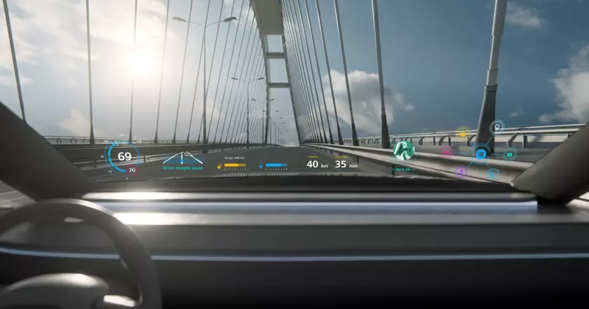 Будущее перед глазами: голографические проекции на автомобильном лобовом стекле