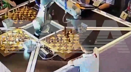 La révolte des machines a commencé - un robot n'a pas apprécié la cohue et a cassé le doigt d'un joueur d'échecs lors d'un tournoi à Moscou