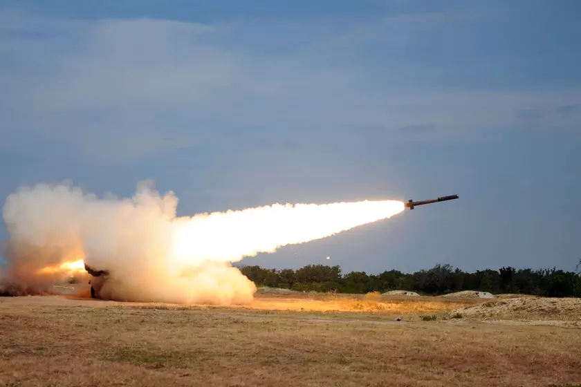 Шесть украинских HIMARS выпускают ракеты по позициям российских оккупантов (видео)
