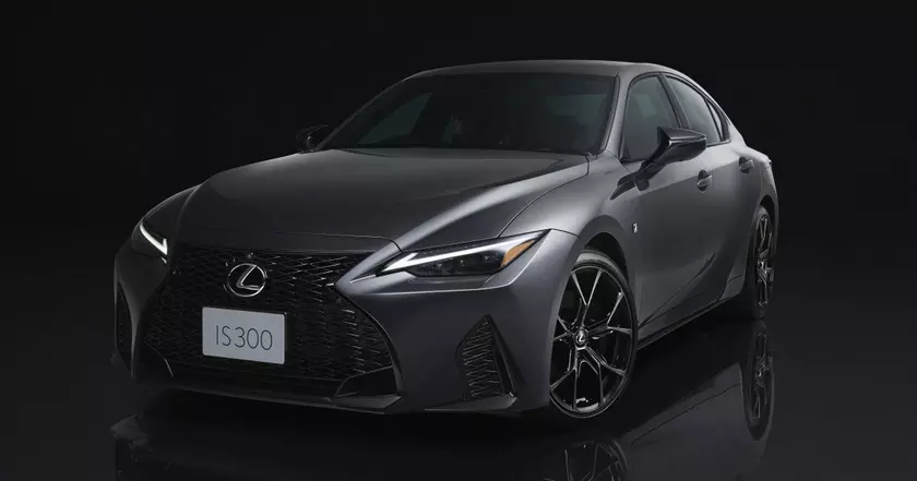 Exploring the Lexus IS 300: A Tech Lover's Dream Car