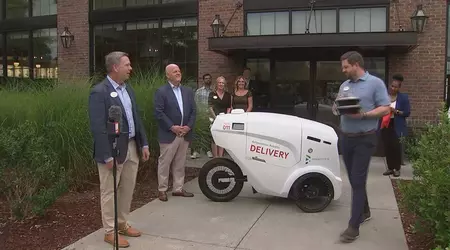 A US fast-food restaurant has launched testing of a robotic delivery boy