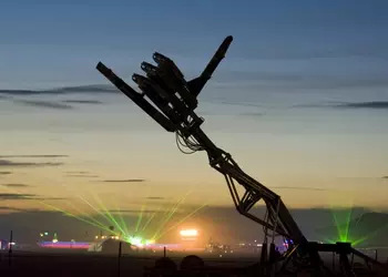 Видео дня: открывашка для 24 бутылок пива, гигантская роборука, касса 21 века и Android-Спидометр