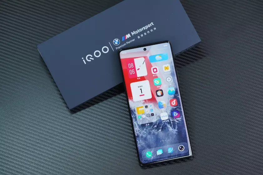 iQOO 10 Pro – Snapdragon 8+ Gen1, две камеры на 50 МП и первая в мире 200-Вт зарядка по цене от $740