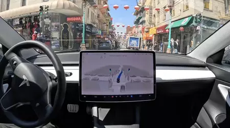 La Tesla sans pilote d'Elon Musk a confondu les feux de circulation à un carrefour et a failli provoquer un accident.