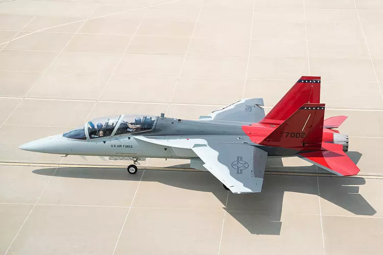 Pour remplacer le F-16 Fighting Falcon ...