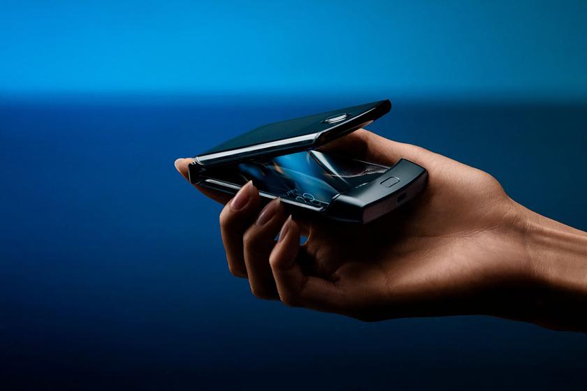 Motorola jest napędzana przez klapkę Razr 3 z chipem Snapdragon 8 Gen 1, ekranem AMOLED 120 Hz i aparatem 50 MP