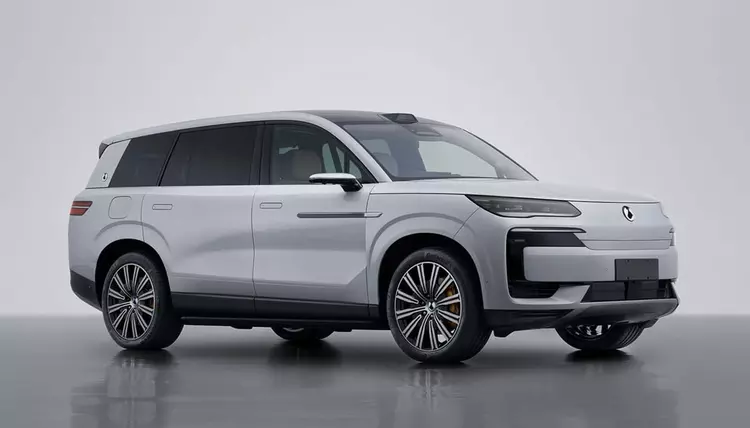 Denza N9 Flash Charge Edition: 912 л.с. и «крабовая походка» для китайской роскоши