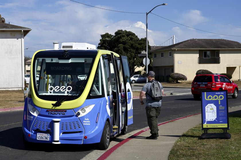 В Сан-Франциско запустили сервис беспилотных автобусов, которые бесплатно возят пассажиров по Трежер-Айленд (Treasure Island)