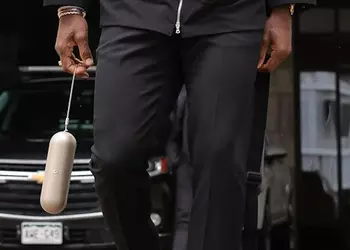 Баскетболист Леброн Джеймс замечен перед матчем с неанонсированной колонкой Apple Beats Pill