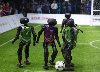 Не Роналду, но неплохо: в Китае состоялся первый футбольный матч между гуманоидными роботами