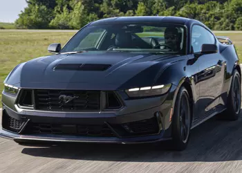 Бензиновый Ford Mustang вновь обогнал электрический Mach-E по продажам в США