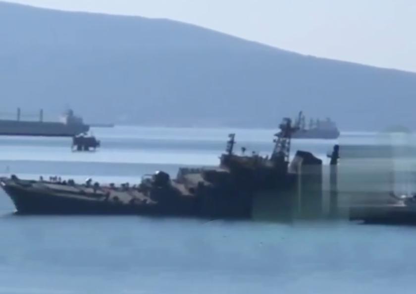 Морські безпілотники атакували військову базу рф у Новоросійську, внаслідок атаки було пошкоджено великий десантний корабель "Оленегорский горняк"