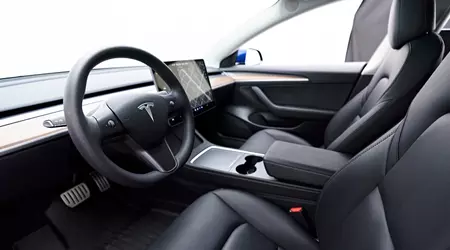 Il proprietario di una Tesla non ha potuto trovare il rilascio di emergenza della portiera — ora le autorità chiedono spiegazioni all'azienda