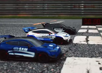 Вместо бензина — литий: Honor устроила гонки радиоуправляемых машин на батареях от смартфонов