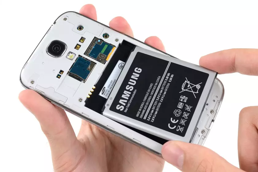 ЕС обязал производителей перейти на съемные аккумуляторы во всех смартфонах к 2027 году