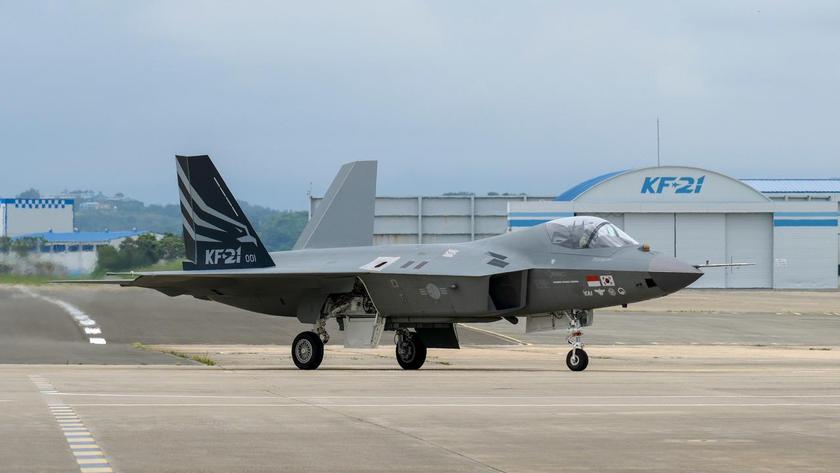 Прототип двухместного истребителя KF-21 Boramae впервые поднялся в воздух