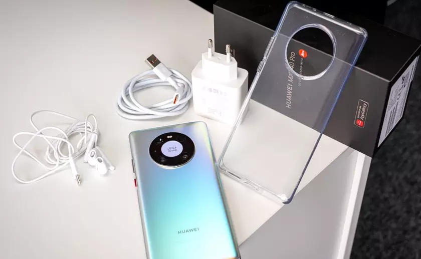 Huawei тоже уберет зарядное устройство из комплекта смартфонов. Но не всех