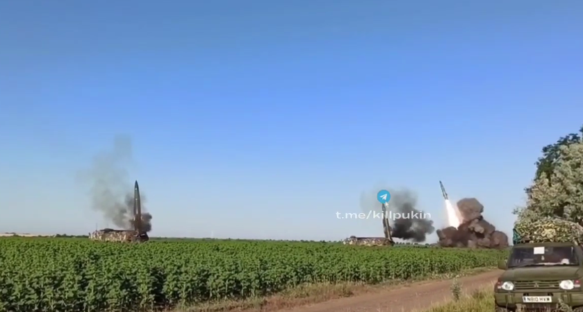 Появилось видео запуска трёх ракет «Точка-У» по российским складам с боеприпасами