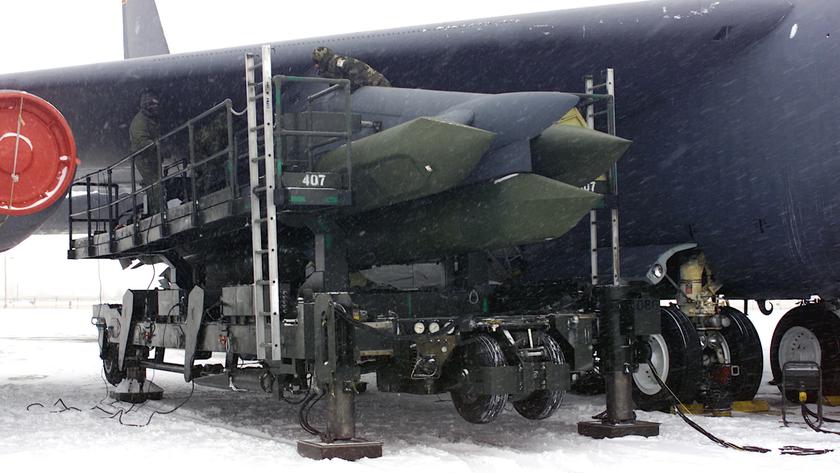 L'armée de l'air américaine demande près d'un milliard de dollars pour développer un missile de croisière nucléaire furtif d'une portée de plus de 2 400 km pour les bombardiers B-21 Raider et B-52 Stratofortress.