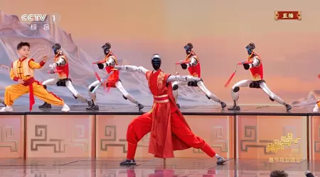Des robots humanoïdes ont montré du kung-fu avec des armes sur la principale émission télévisée de la Chine