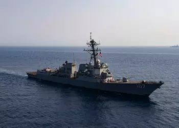 Военные корабли США "застряли" в битве с хуситами в Красном море