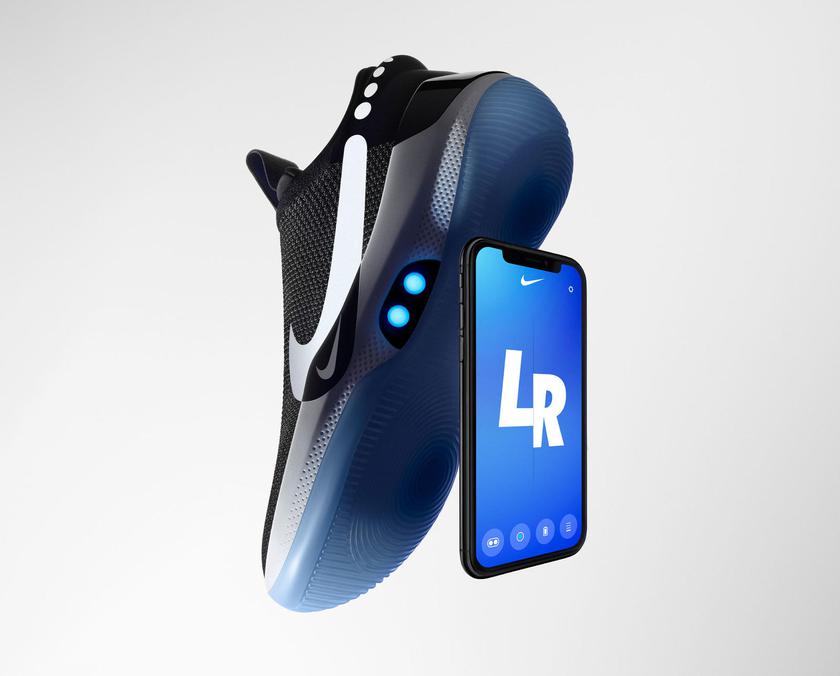 Nike выпустила «умные» кроссовки, которые сами завязывают шнурки и управляются со смартфона