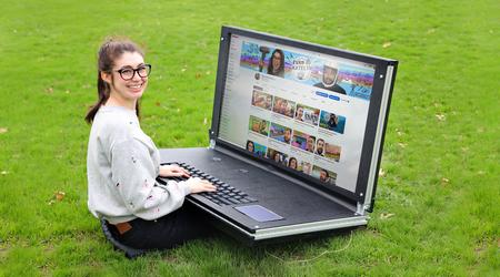 Блогери зробили величезний 43-дюймовий ноутбук: телевізор як екран, 2,5 кг клавіатура і загальна вага понад 45 кг (відео)