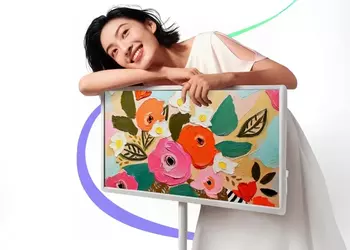 Представлен 27” смарт‑дисплей Hisense X7 Pro на высокой стойке, с колесной платформой и автономностью до 14 часов