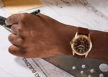 Citizen выпустила новую модель Rolan с коричневым циферблатом и механизмом Eco-Drive