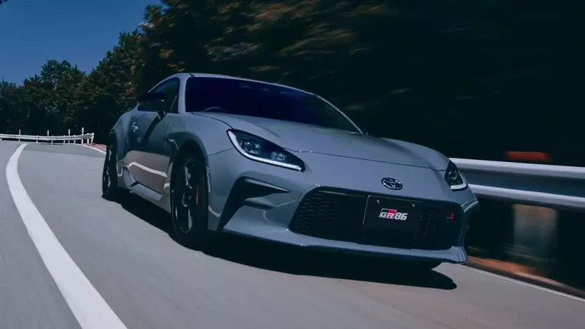 Спортивное купе Toyota GR86 серого цвета