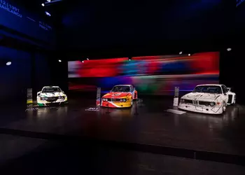 Полвека на колесах: BMW впервые собрала все 20 арт-каров в одной экспозиции