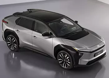 Toyota иронично бьет рекорды: пока бензин дорожает, скептики пересаживаются на bZ4X