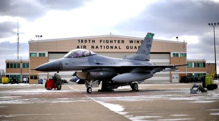 Negli Stati Uniti, un caccia F-16 Fighting Falcon ha abbandonato a terra due serbatoi di carburante a causa di un'emergenza durante una missione di addestramento.