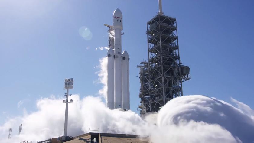 SpaceX успешно запустила ракету Falcon Heavy, но при посадке возникли проблемы