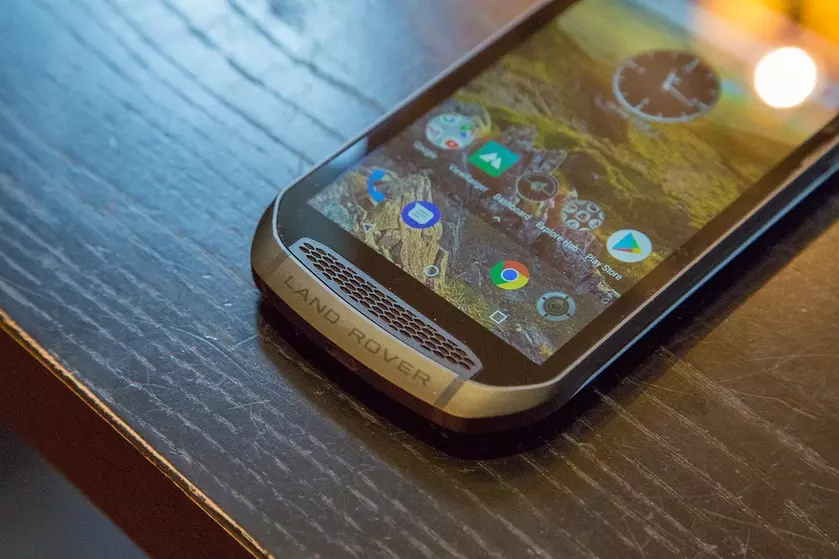 Защищенный смартфон Land Rover Explore получил старый SoC Helio X27 и ценник в 650 евро