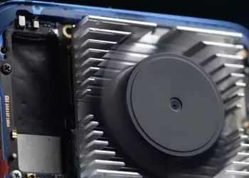 Enthusiasts turned a $100 Xiaomi Mi 9 into a gaming smartphone with a 9900 mAh battery!