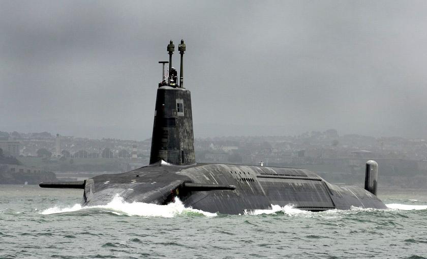 Британці за допомогою клею полагодили атомний крейсер HMS Vanguard системи Trident, який може нести балістичні ракети з ядерними боєголовками